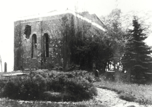 De kerk met veel oorlogsschade in 1945.